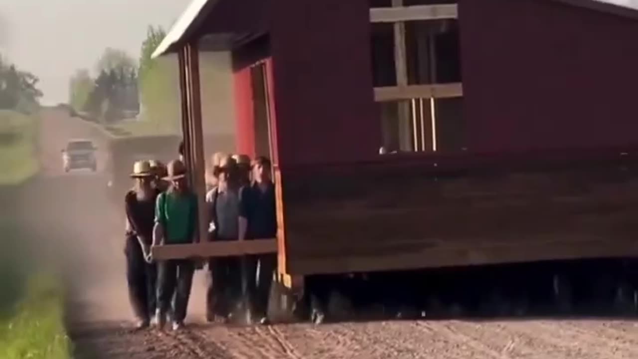Os gaúchos têm sangue Amish na veia ❗Não precisamos do estado nós, somos o estado❗Um lindo vídeo de 50 homens Amish e seus filhos na Pensilvânia carregando um pequeno celeiro por mais de um quilômetro na terra.