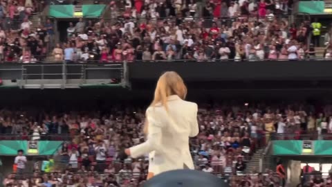 Taylor swift - I can do it with a broken heart ( Travis joins on stage the eras tour London)