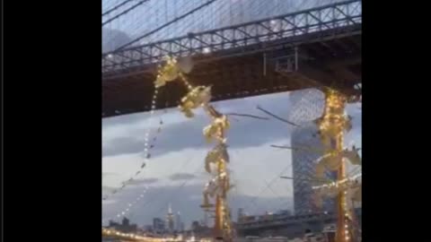 Boat hits the Brooklyn Bridge