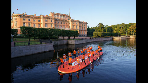 The world's largest sapboard floated down the Fontanka River