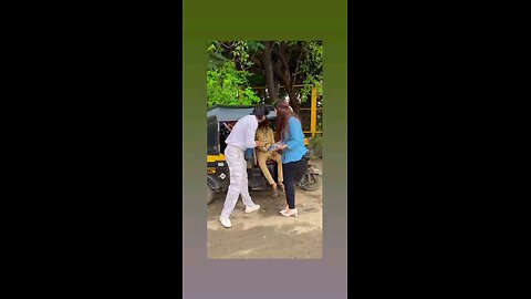 ये क्या कर रही है