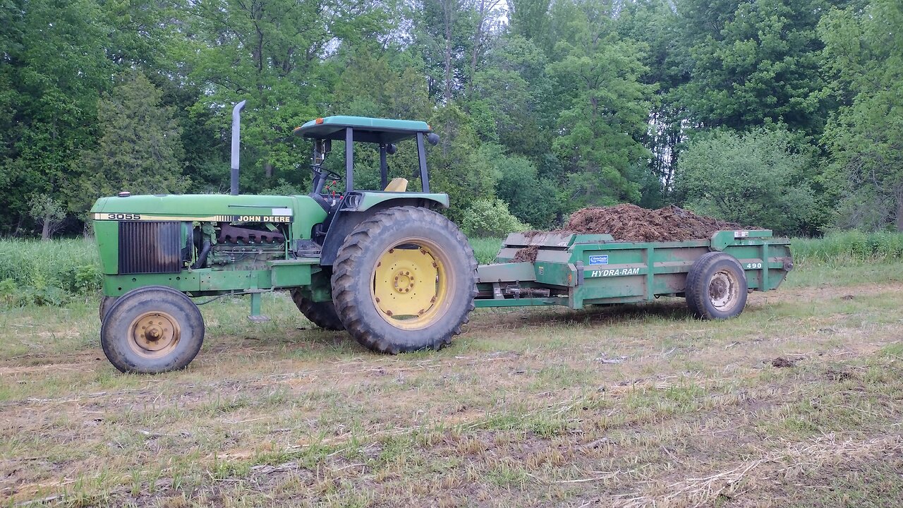 Spreading manure with PikRite Hydra-Ram