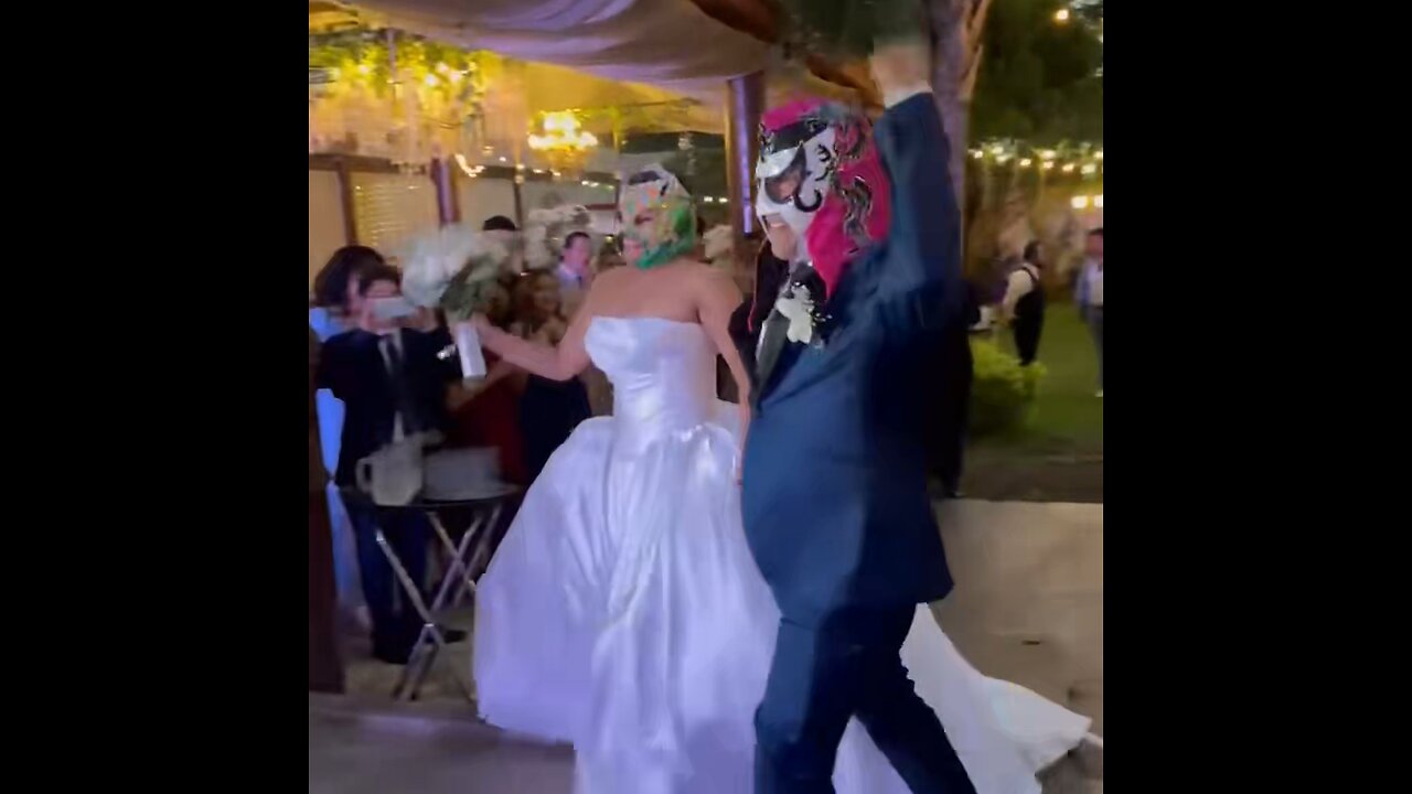 Novios cambian el baile nupcial por un combate de lucha libre