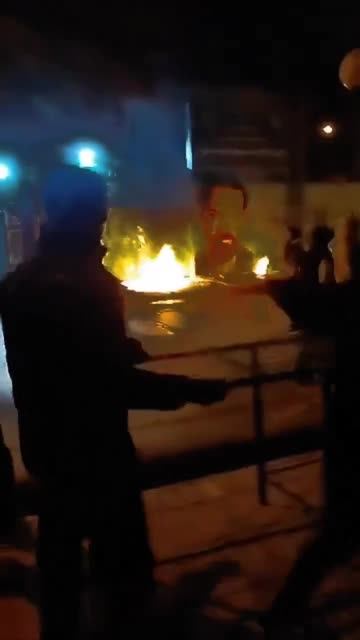 🇮🇷 Iranian people are seizing and setting fire to several Revolutionary Guard bases