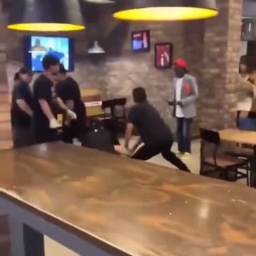 Taco Bell Workers Beat up Rowdy Customer
