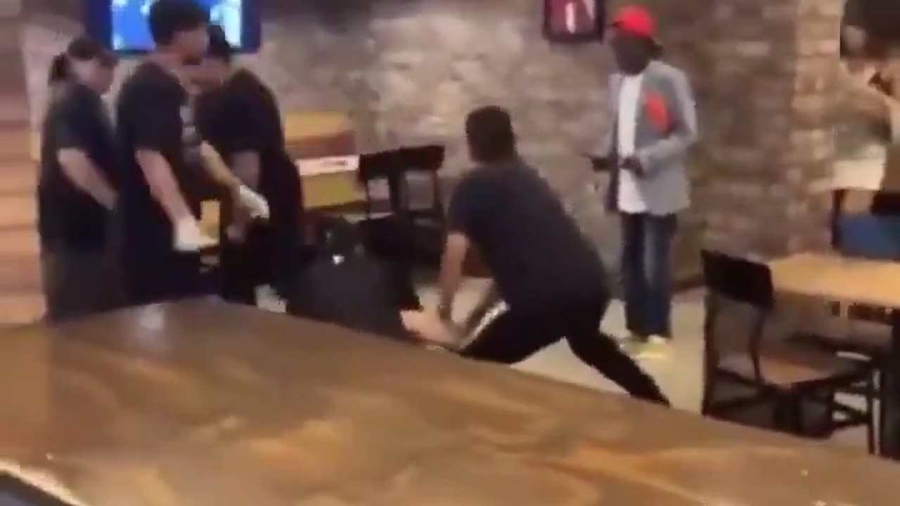 Taco Bell Workers Beat up Rowdy Customer