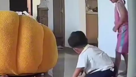 Madre salva a su hijo de ahorcarse con una cuerda