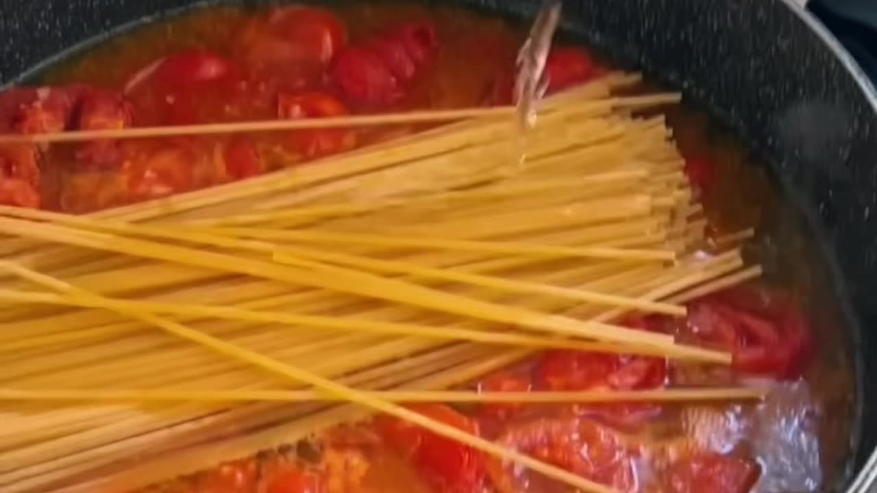 We try MEGHAN MARKLE’S spaghetti!