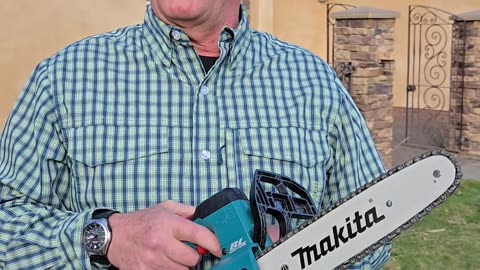 Brad Byers Cuts an Apple Held in His Teeth With a Chainsaw While Blindfolded