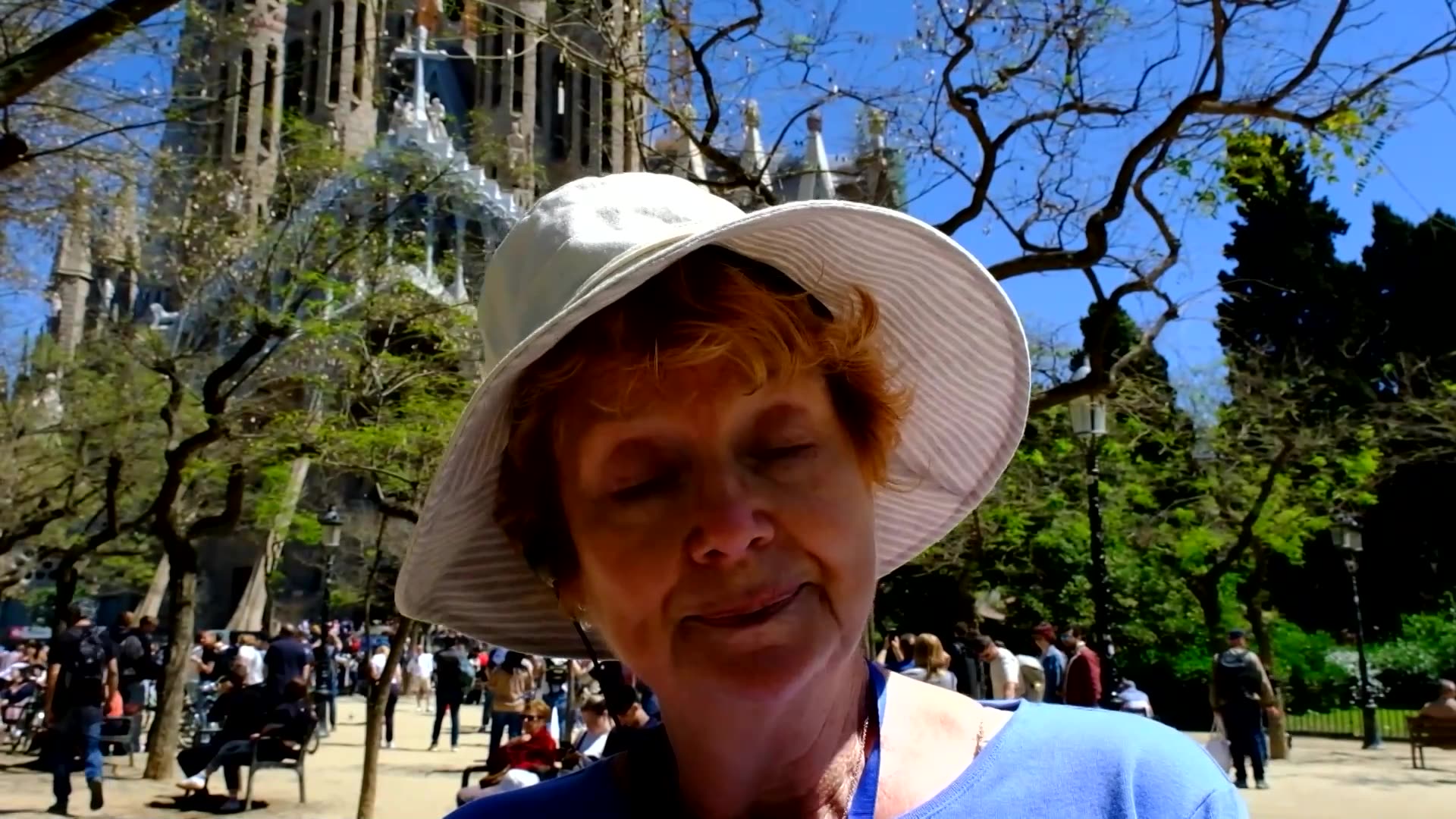 Protesters fire water pistols at tourist bus in Barcelona