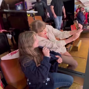 Taylor Swift with a fan tonight at the Stanley Cup 🎥- #taylorswift #stanleycup