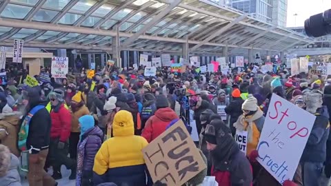 🚨 TRỜI ƠI! Những người cánh tả chống ICE đã XÔNG VÀO sân bay Minneapolis-St. Paul