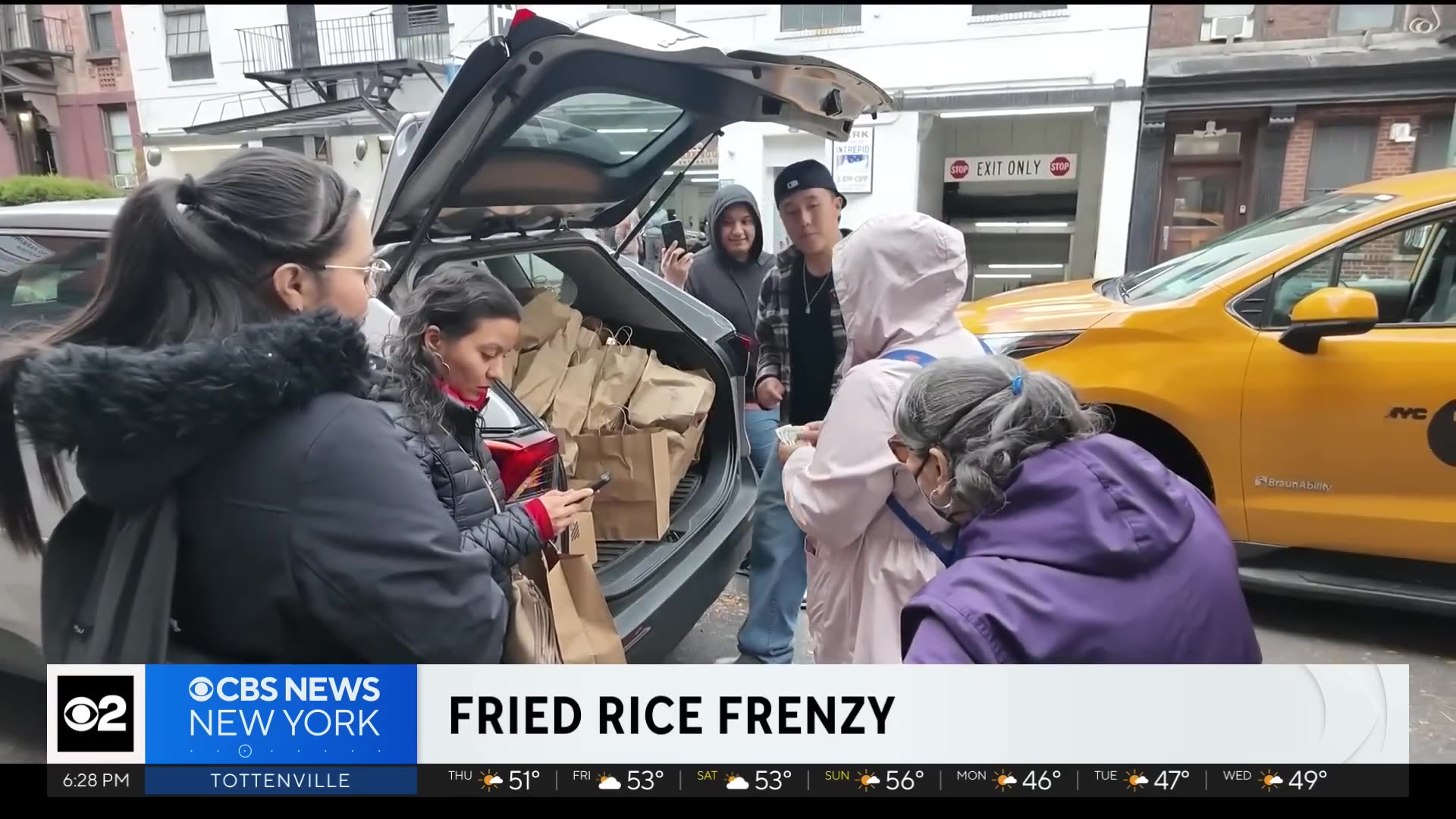 New Yorkers lining up for fried rice sold out of the trunk of a car