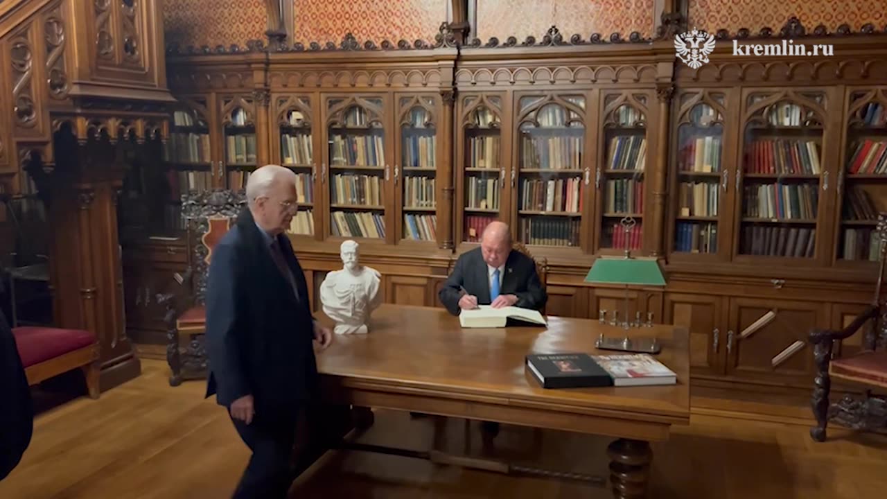 Король Малайзии оставил запись в книге почётных гостей Эрмитажа