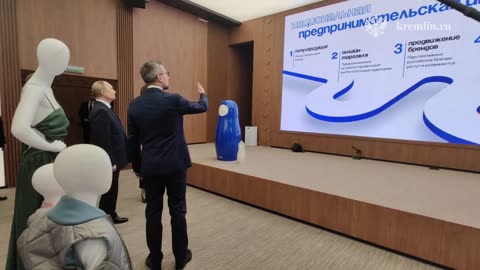 Президент осматривает выставку участников конкурса