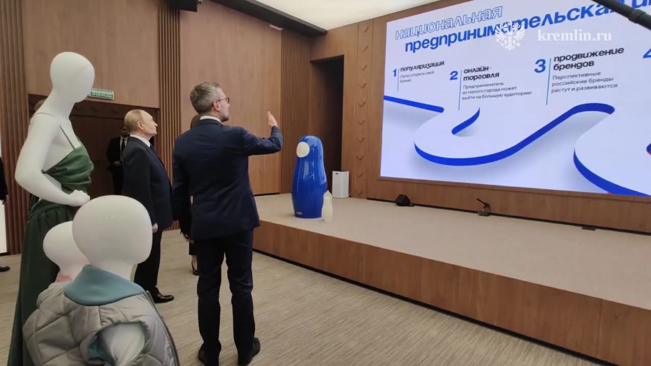 Президент осматривает выставку участников конкурса