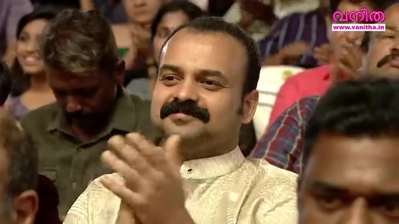 ശാരദ ദുഃഖപുത്രിയല്ല! പ്രിയതാരം പറയുന്നു, Vanitha 2020 വിശേഷങ്ങൾ!
