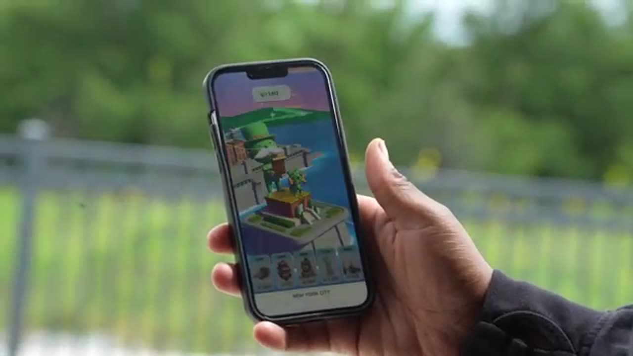 Stealing Money From Strangers Using Apple Pay!