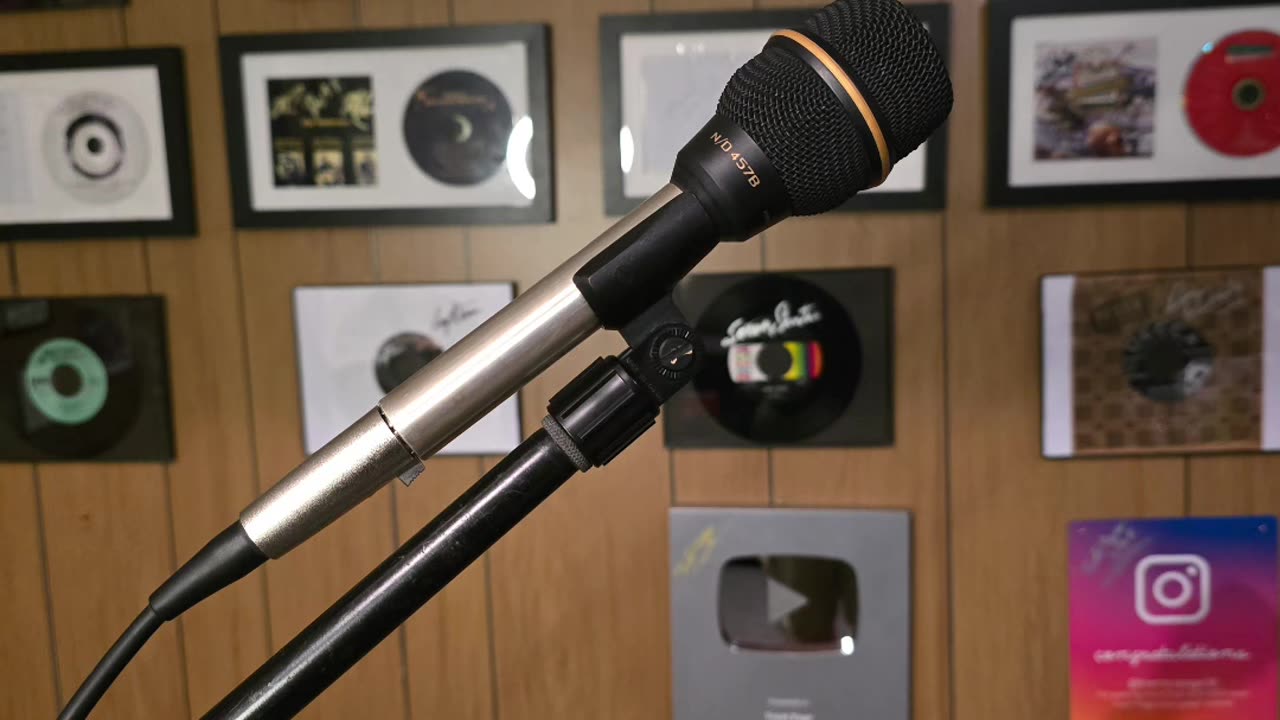 Ev microphone demonstration.