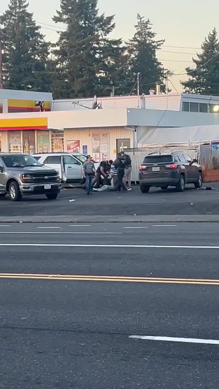 A Karen is really upset that DHS got yet another Juan today in the Berwyn suburb