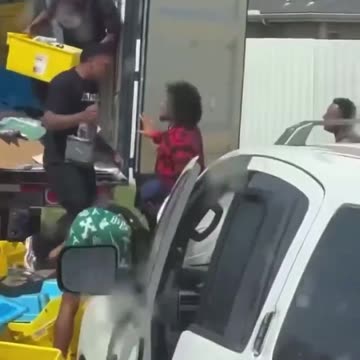 🚨🚚 AMAZON TRUCK ROBBERY IN DALLAS Thieves intercepted an Amazon delivery