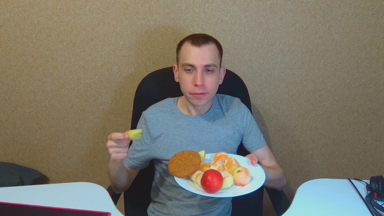 Вкусно, весело, по-простому — ем фрукты под музыку