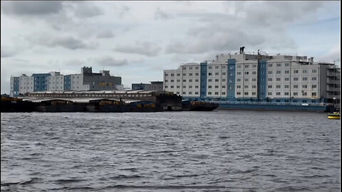 2 mega grote asielboten in Zaandam bij de Gerrit Bolkade