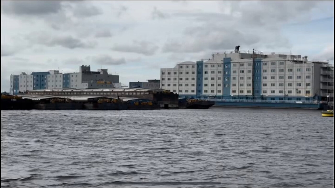 2 mega grote asielboten in Zaandam bij de Gerrit Bolkade