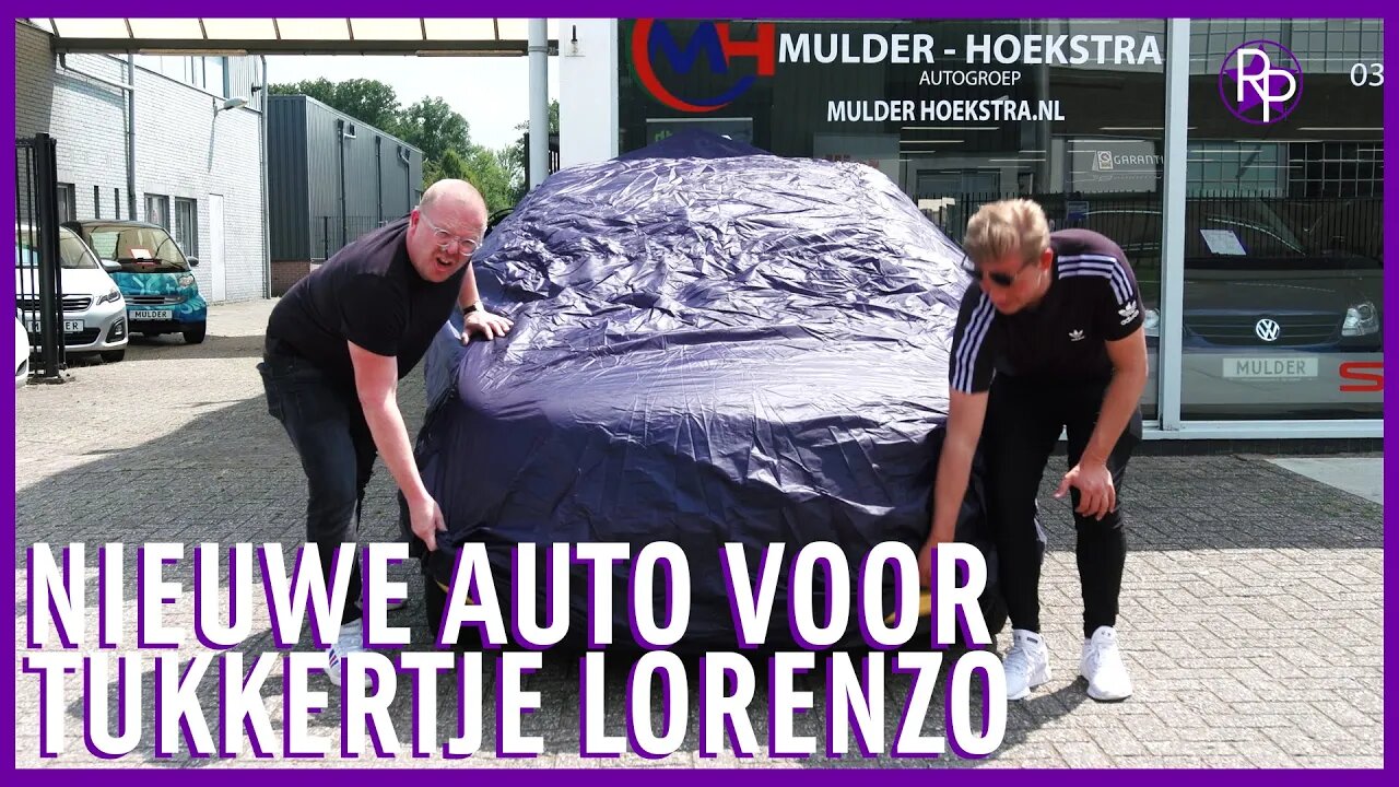 Jan Roos en Dennis Schouten geven Tukkertje Lorenzo een nieuwe auto