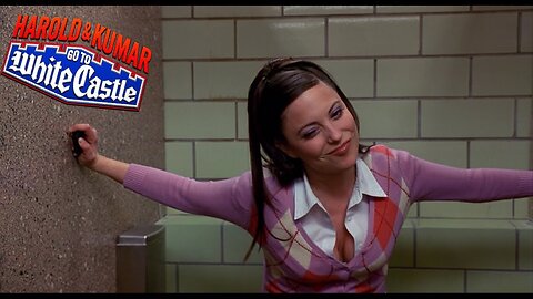 Por Eso Las Mujeres Van Juntas Al Baño "Batalla de Pedos" | Harold & Kumar (HD)