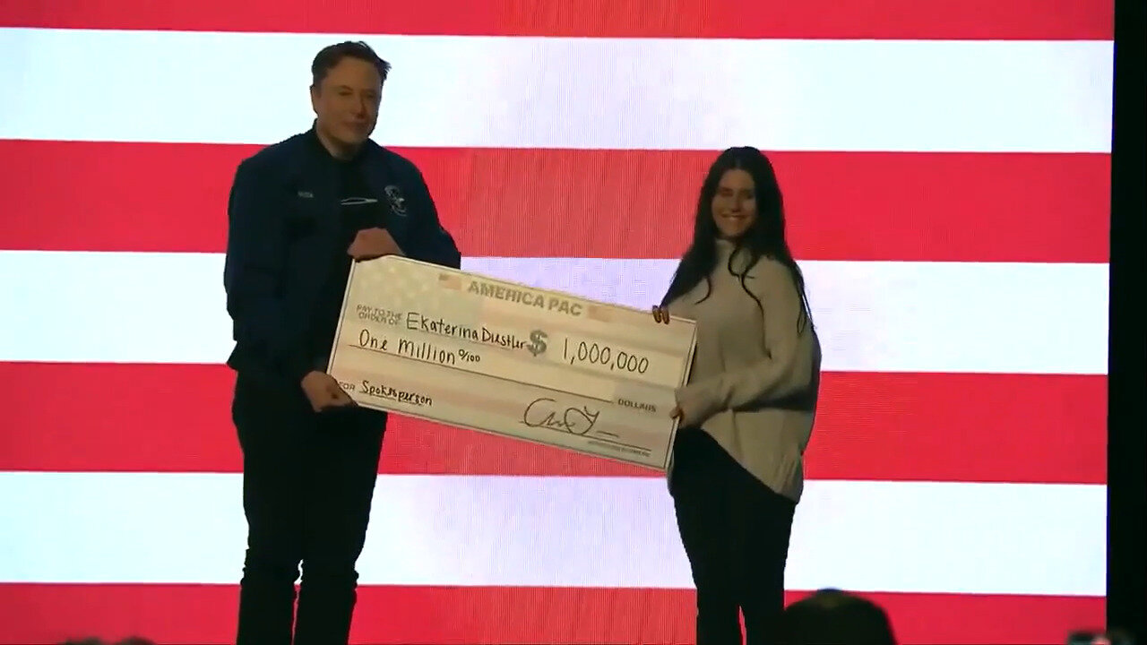 Elon Musk Hands Out $1,000,000 Checks At Wisconsin Town Hall