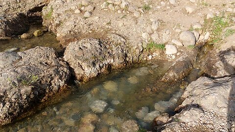 چشمه زیبا که از دل کوه بیرون میاد