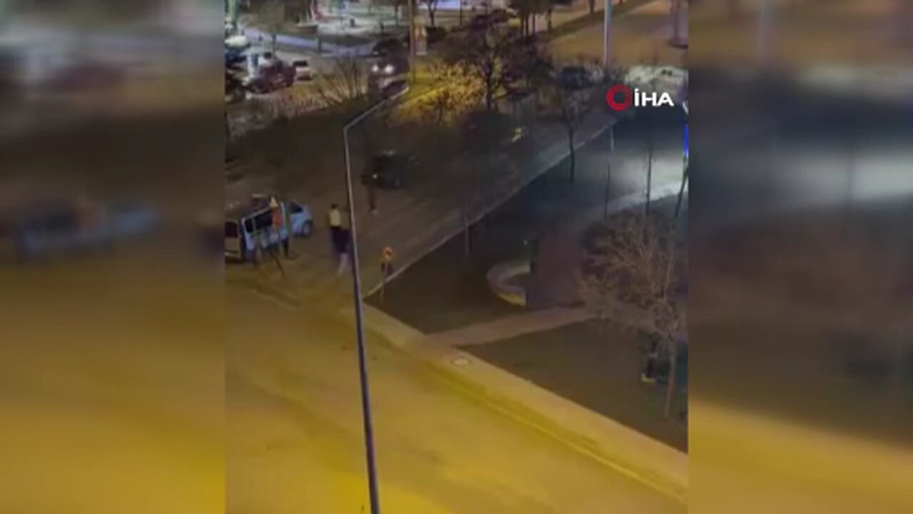 Elazığ’da otobüs durağının camlarını kıran şüpheliler kamerada