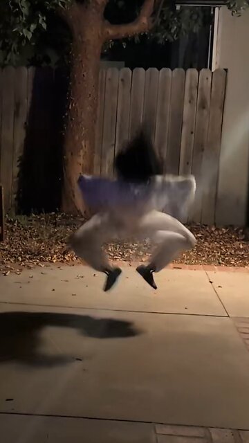 Entrena a su robot para que recree una de las míticas escenas de 'El Exorcista'