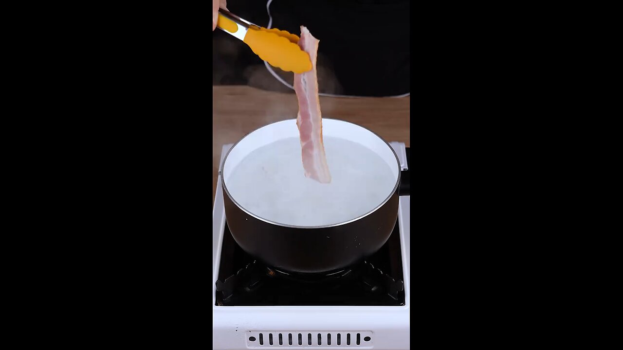 Everyone is making bacon like this, after seeing this genius idea #cooking #Recipe #EasyRecipe