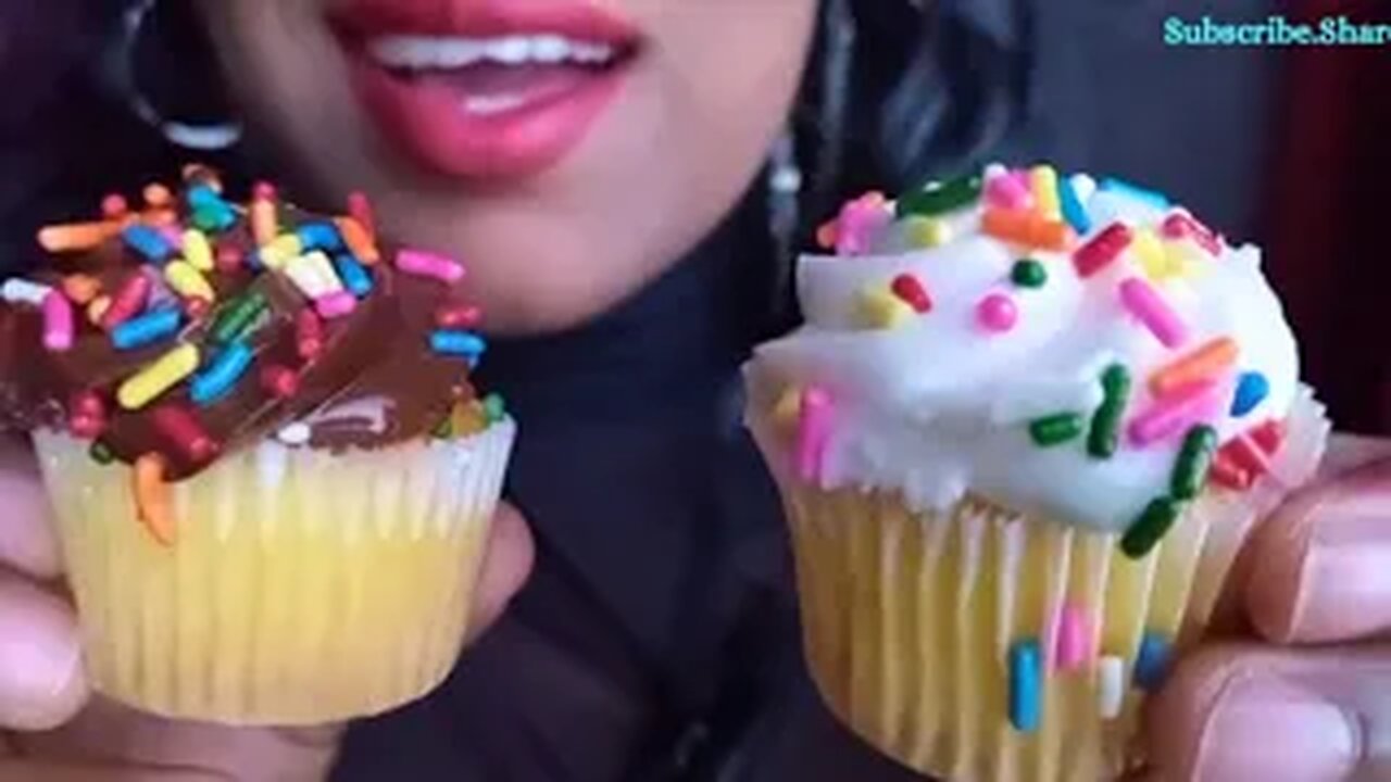 CUPCAKES CLOSER EATING