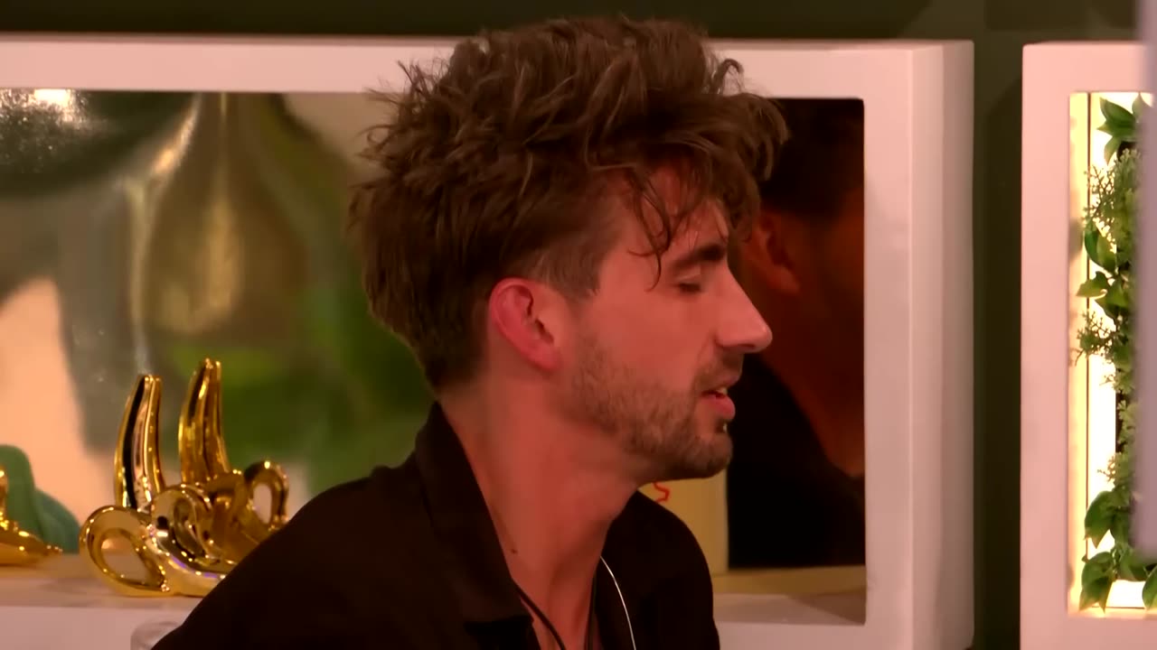 Chris and Molly share a kiss 💋