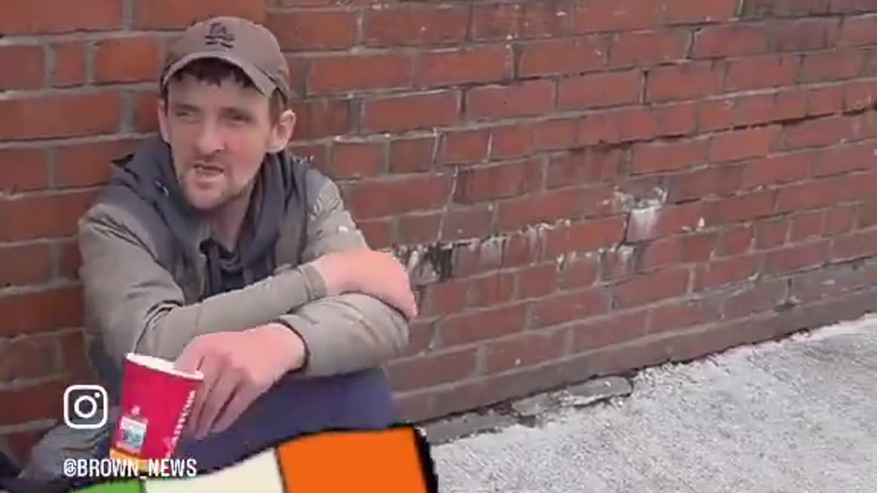 🇮🇪 Ireland: A man confronts a migrant, furious that refugees are being housed