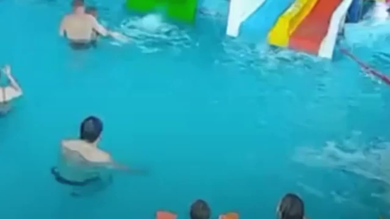 Niño sufre lesión en el hígado tras colisión en un parque acuático