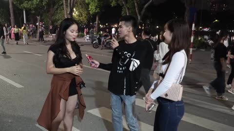 Ăn xúc xích 1 phát hết được 200k troll gái xinh