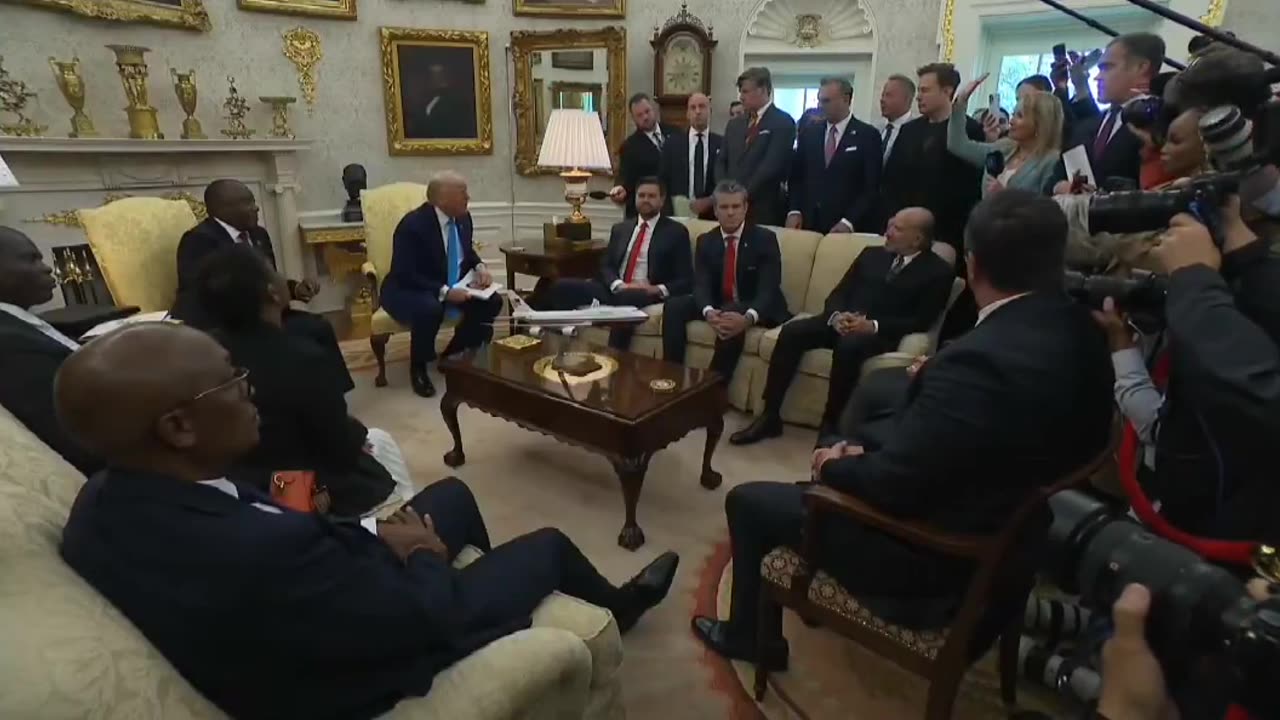 CHAOTIC SCENE JUST BROKE OUT AT THE WH