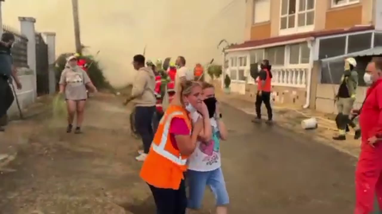 Spanish Villagers DESPERATELY Try to Save Their Town From Raging Wildfire