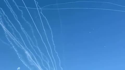 Striking Footage: Iran's Ballistic Missile Attack on Tel Aviv, Israel (Breaking News)