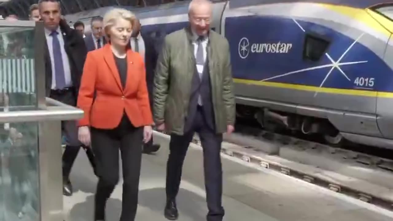 🇪🇺 Ursula walks like a cowboy ready to draw her gun.