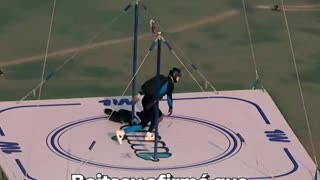 Un ruso temerario realiza sin seguro acrobacias en una barra a 1.500 metros de altura