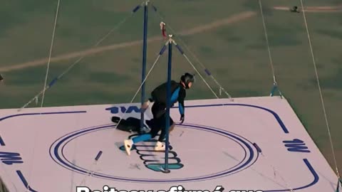 Un ruso temerario realiza sin seguro acrobacias en una barra a 1.500 metros de altura