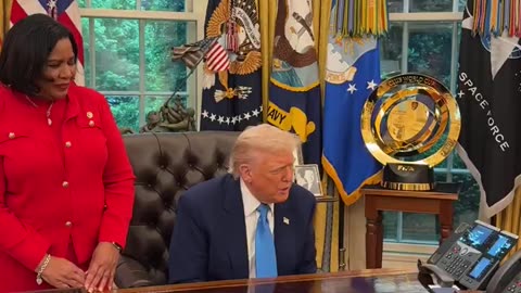 President Trump calls Savannah Chrisley - he will be granting pardons to her parents