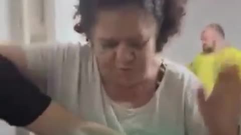 Mujer impide acceso a un refugio en Israel durante un ataque iraní
