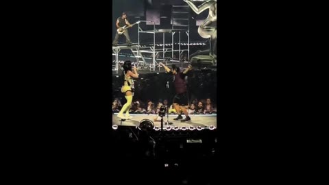 Fan INTERRUMPE concierto de Katy Perry en Sydney y su reacción se vuelve VIRAL 🎤😱