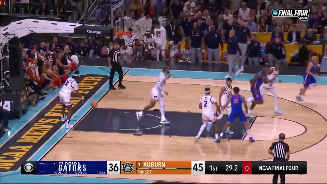 Clayton splits the defense 😳